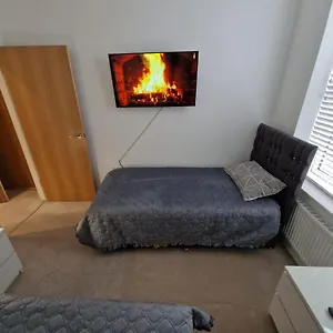  Apartment Near Train Station United Kingdom